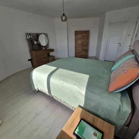 Sunny Escape Trikomo